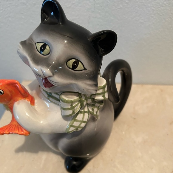Vintage Ceramic Teapot cat holding a fish. 7” tall - Picture 7 of 10